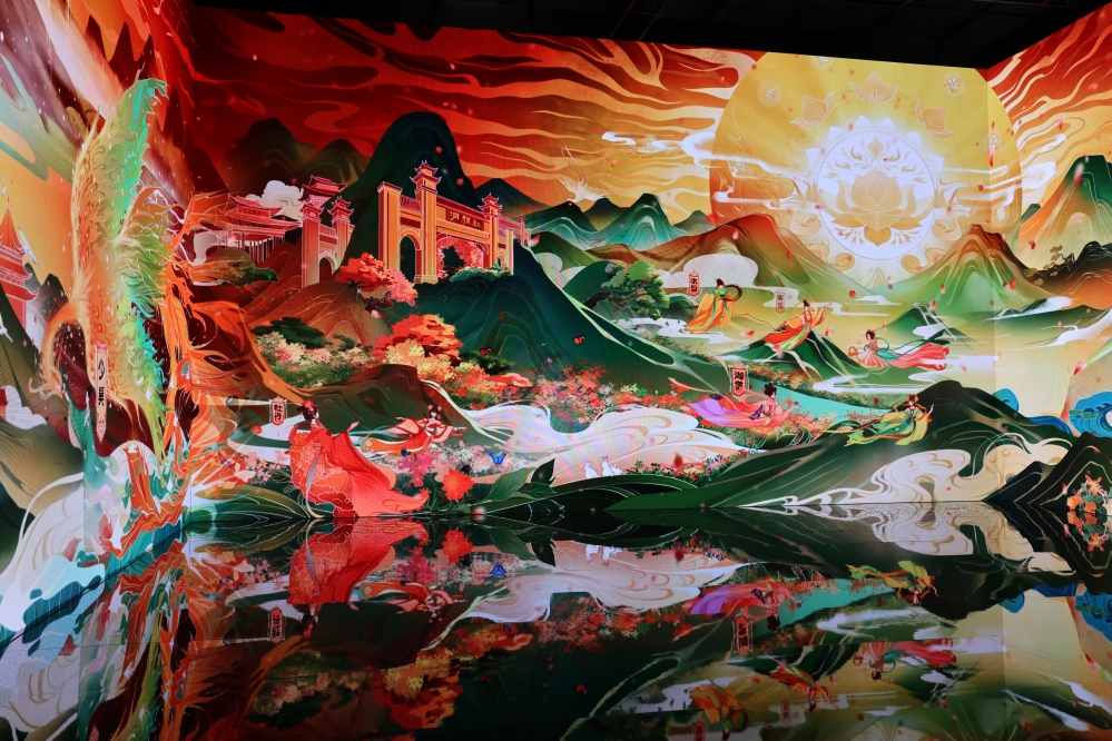 展覽搭建了一個縱深12米、高7米的巨型4K影廳,觀眾可以身臨其境欣賞雲崗石窟、長白山、峨眉山、壺口瀑布等壯美景色(本刊記者 趙欣 攝) un23lY78k7KXTKWT6GHiof1vOBUsbDvxLnc