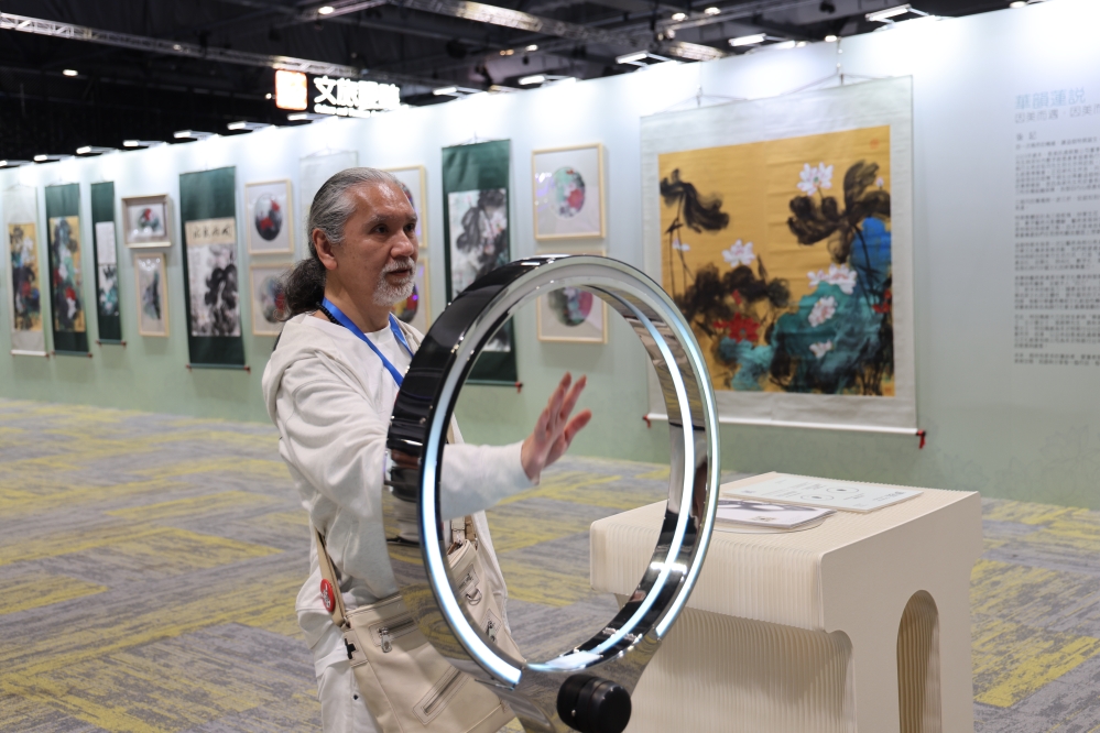 展覽吸引了眾多香港民眾和國際友人(本刊記者 趙欣 攝) h4uAAL22juZXq3zfn1kPUYh7GMiIdC6c4p4