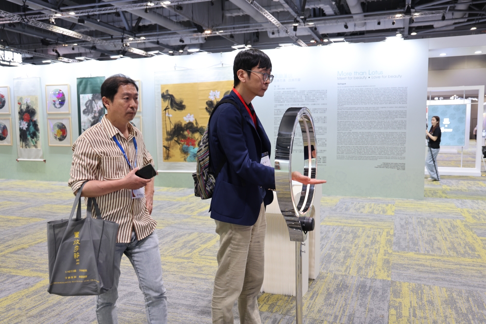展覽吸引了眾多香港民眾和國際友人(本刊記者 趙欣 攝) rpKVgnWkctx47qbXJj97JQ7jHk39vCFt4zN
