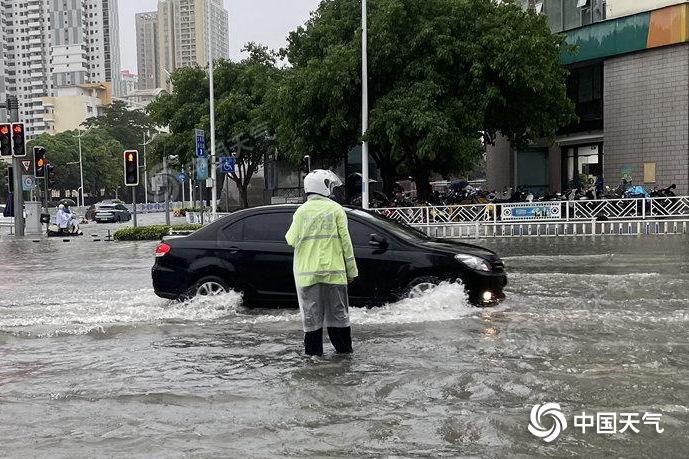 受强降雨影响,广西南宁昨天早晨出现严重内涝。(图/ 黄丽娜) 20240520fc8ed40fd93342888cccd6481ff21c77_202405200f94962e74a84c5c85880bcaf29a0d4d