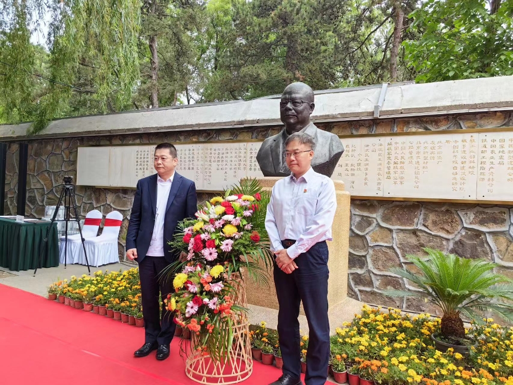 圆明园管理处副主任李向阳和全国政协委员、曾宪梓教育基金会理事长、金利来集团主席曾智明向曾宪梓雕像敬献花篮 微信图片_20240524220131