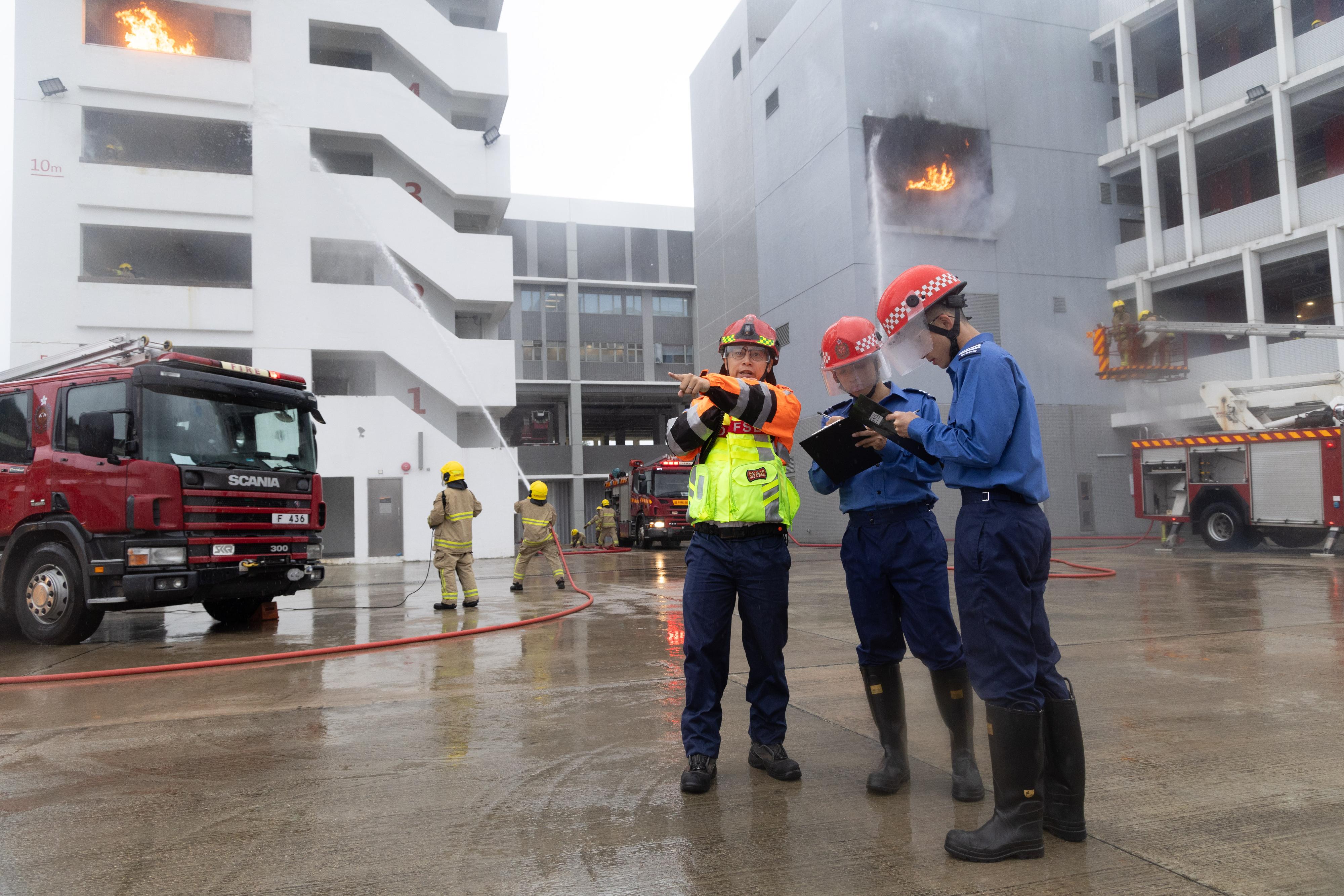 结业学员示范模拟救伤工作。