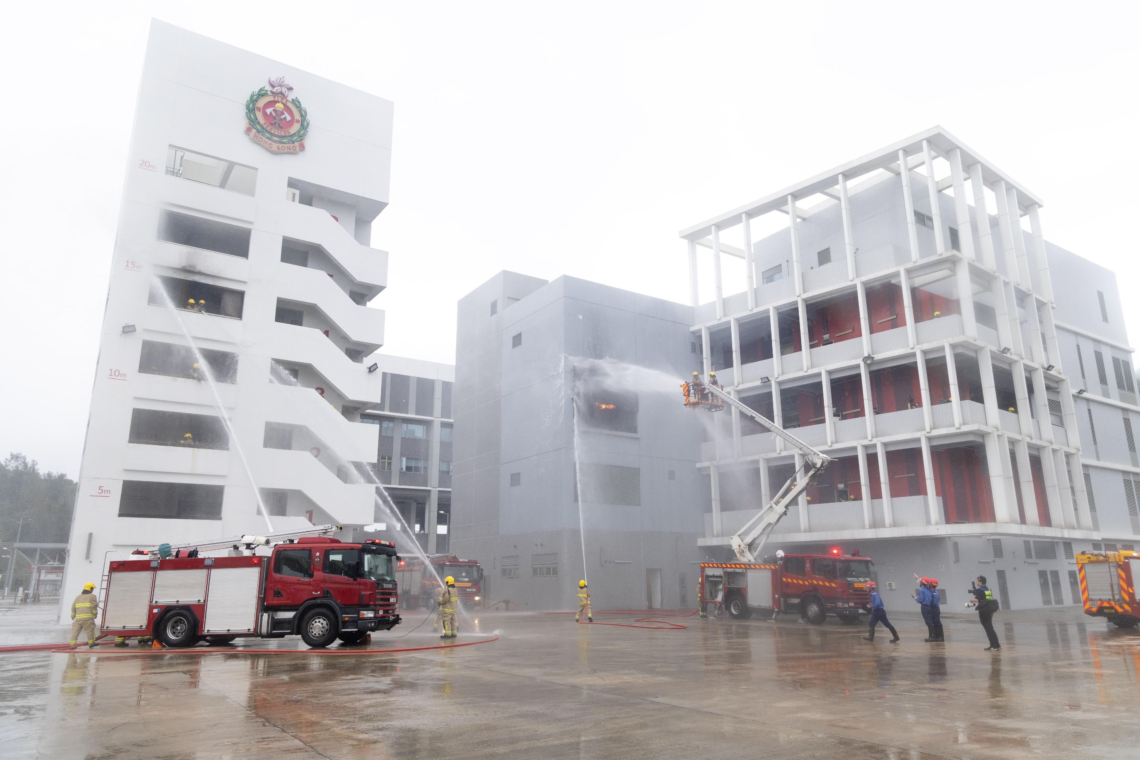 结业学员示范模拟扑灭火警工作。