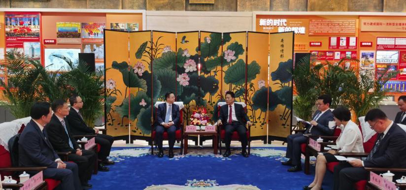 香港新闻联主席、香港大公文汇传媒集团董事长李大宏(左四)率领香港新闻联高层访京团走进新华社,新华社副社长袁炳忠(左五)亲切会见访京团一行。(香港新闻联) 66547709e4b0fd6f3efa5dc0