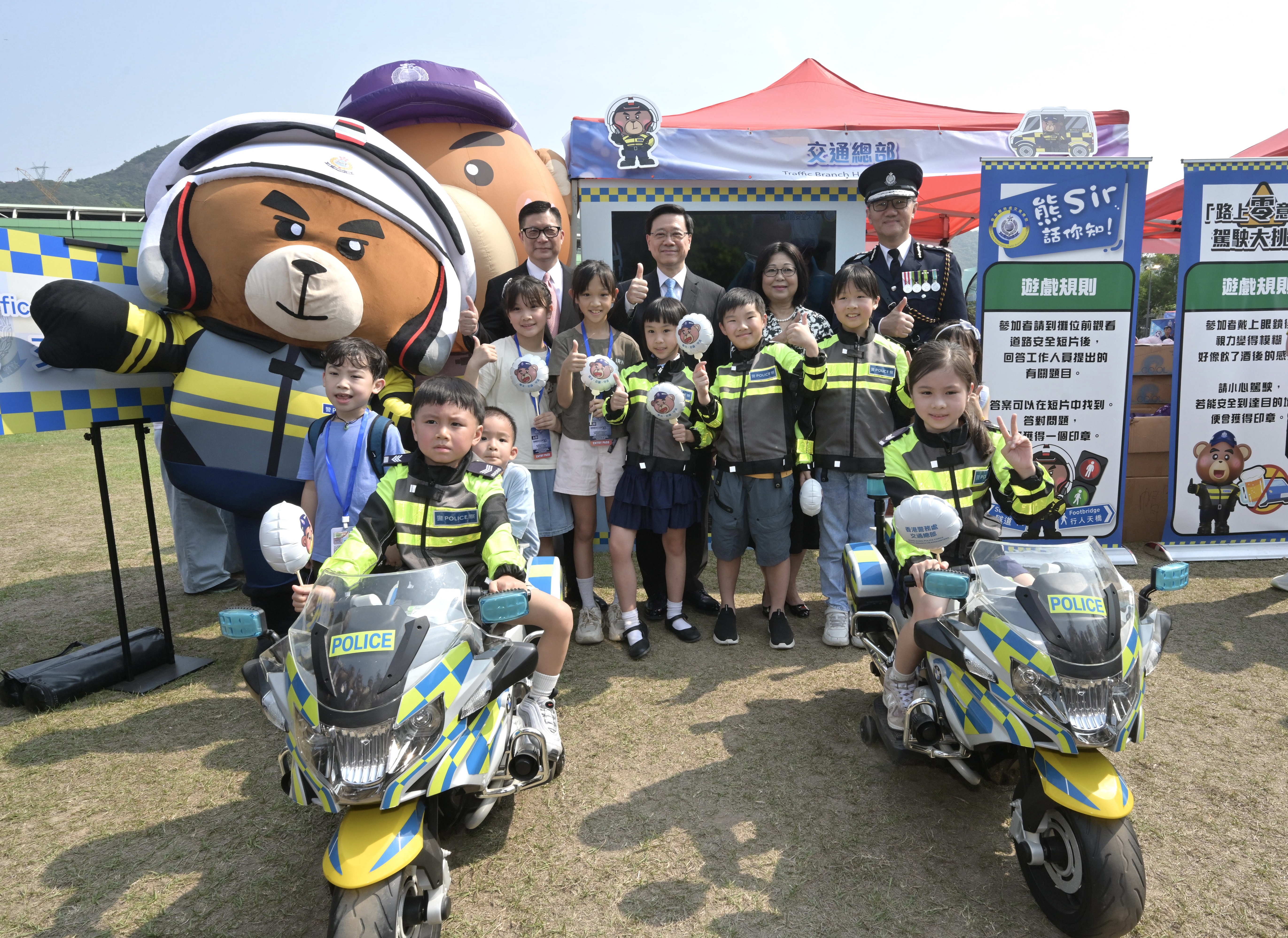 4月13日,香港特区行政长官李家超出席“全民国家安全教育日暨香港警队 180周年”警察学院开放日。图为李家超(后排左二)及夫人李林丽婵(后排右二)在保安局局长邓强(后排左一)和警务处处长萧泽颐(后排右一)陪同下参观展览摊位 3_1