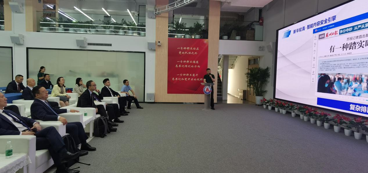 香港新闻联高层访京团参观新华社国家重点实验室。(香港新闻联) 0229f538fd1a2d64156f2e9495376664