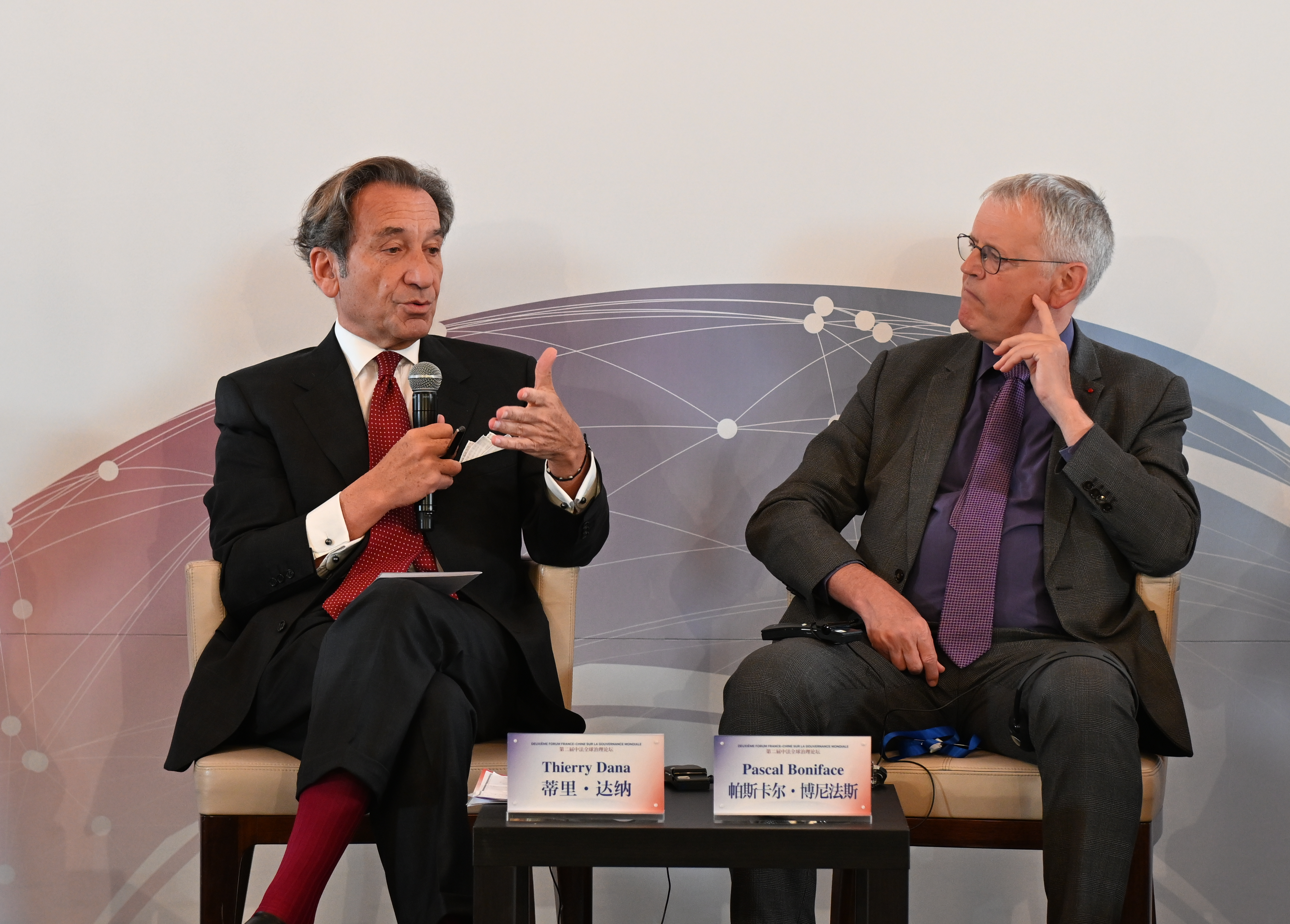 蒂里•达纳(左)与帕斯卡尔•博尼法斯在第二届中法全球治理论坛专题论坛上发言(图片由论坛主办方提供)