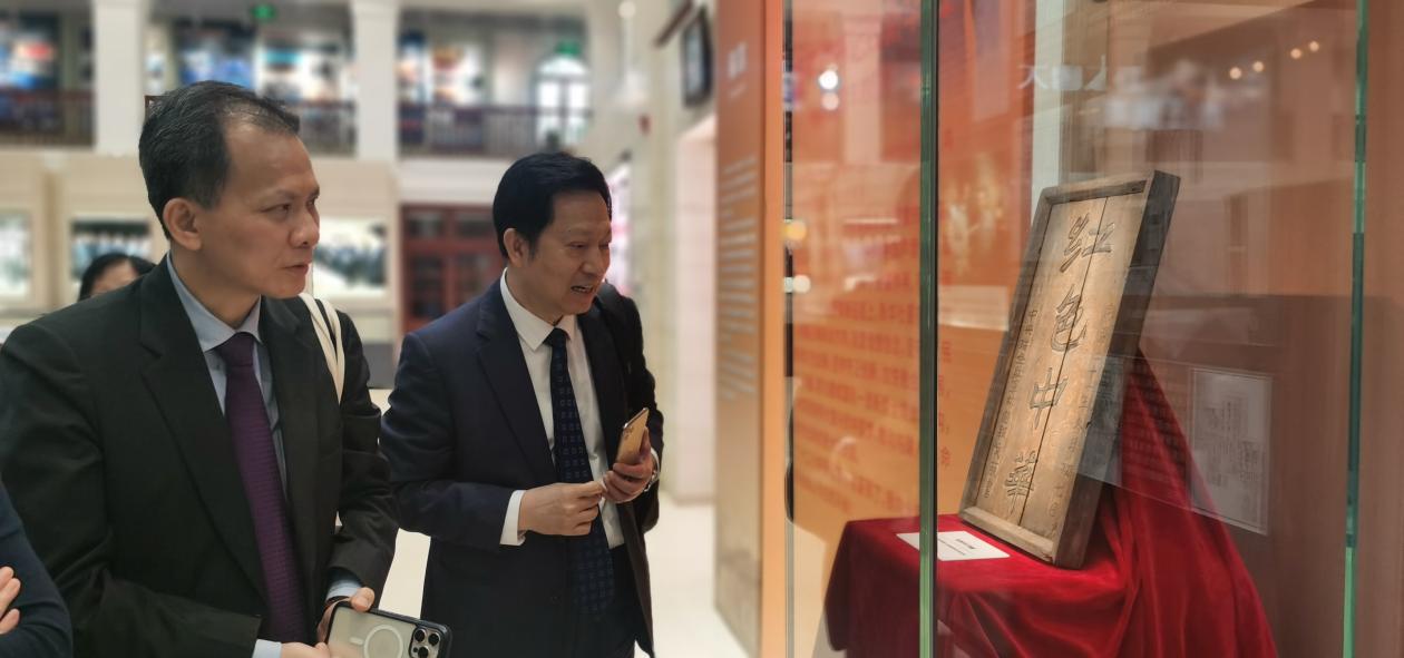 香港新闻联高层访京团参观新华社社史馆。(香港新闻联) a6a007cd8079749d0435af3a34b9a27f