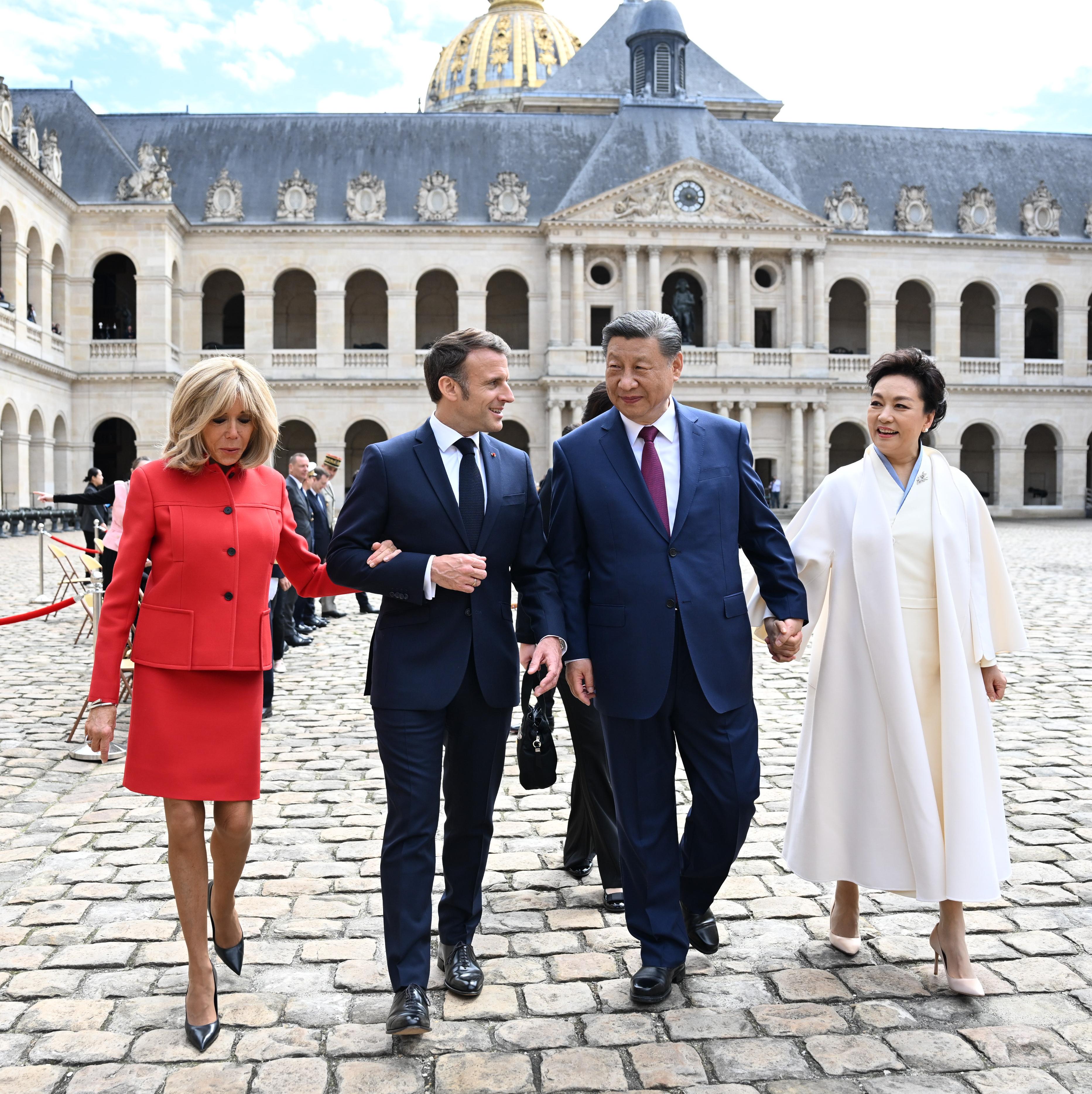 当地时间5月6日下午，正在法国进行国事访问的国家主席习近平在巴黎出席法国总统马克龙举行的隆重盛大欢迎仪式
