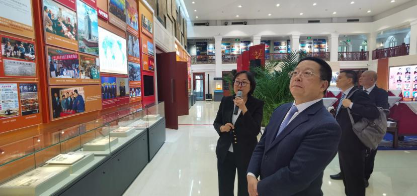 香港新闻联高层访京团参观新华社社史馆。(香港新闻联) 66547708e4b0fd6f3efa5dbe