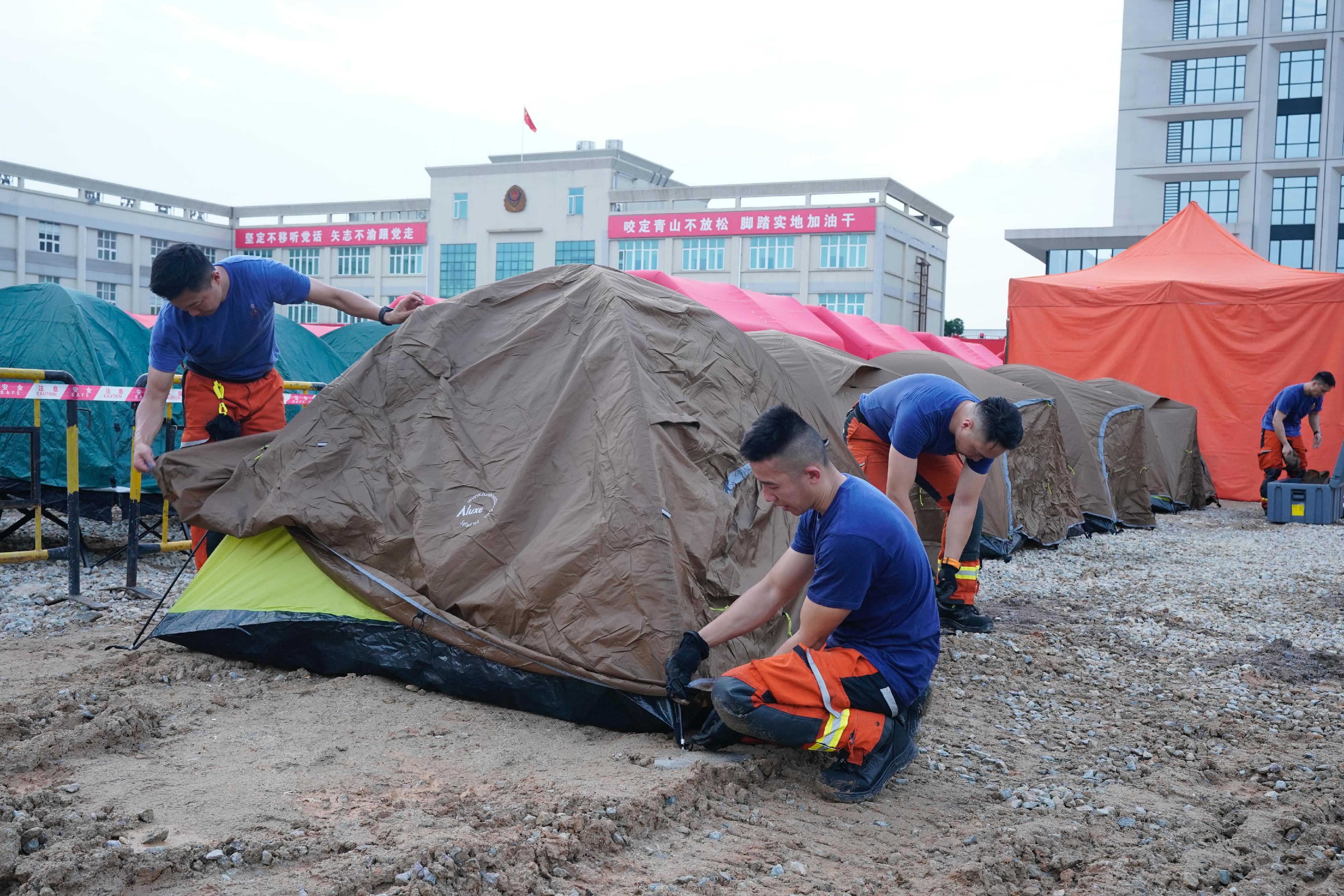 消防处灾难应变救援队队员抵达演练场地后设立行动基地。 P2024052800540_photo_1273220