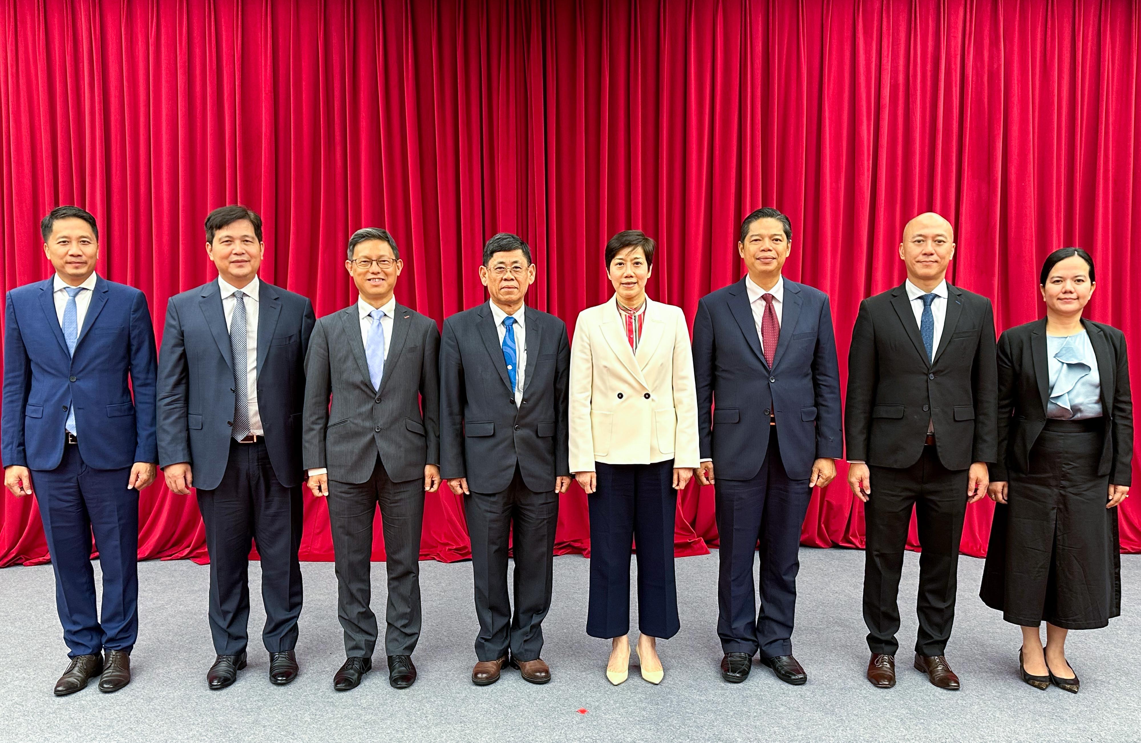 何珮珊(右四)與柬埔寨海關總署副署長Pha Eng Veng(左四)及其代表團在進行雙邊會議前合照。
P2024050800281_photo_1271620