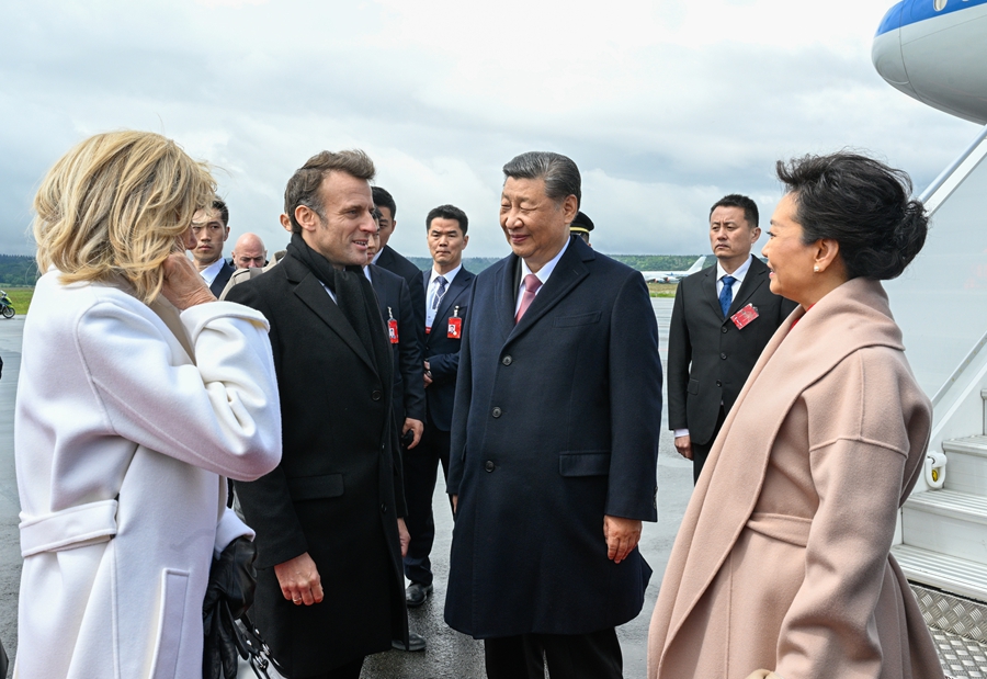當地時間5月7日,應法國總統馬克龍特別邀請,國家主席習近平乘專機來到法國西南部上比利牛斯省訪問。這是習近平和夫人彭麗媛在塔布機場受到馬克龍和夫人布麗吉特熱情迎接。新華社記者 李學仁 攝 zp2QziM4LofKDflX