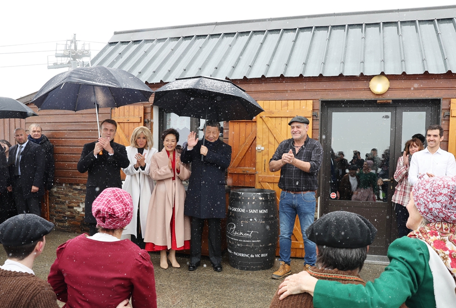 當地時間5月7日,應法國總統馬克龍特別邀請,國家主席習近平乘專機來到法國西南部上比利牛斯省訪問。在圖爾馬萊山口“牧羊人驛站”,習近平和夫人彭麗媛同馬克龍和夫人布麗吉特共同欣賞當地村民表演的具有濃郁南法風情的牧羊人之舞。新華社記者 姚大偉 攝 rMtdlAGqtVSmhKzi