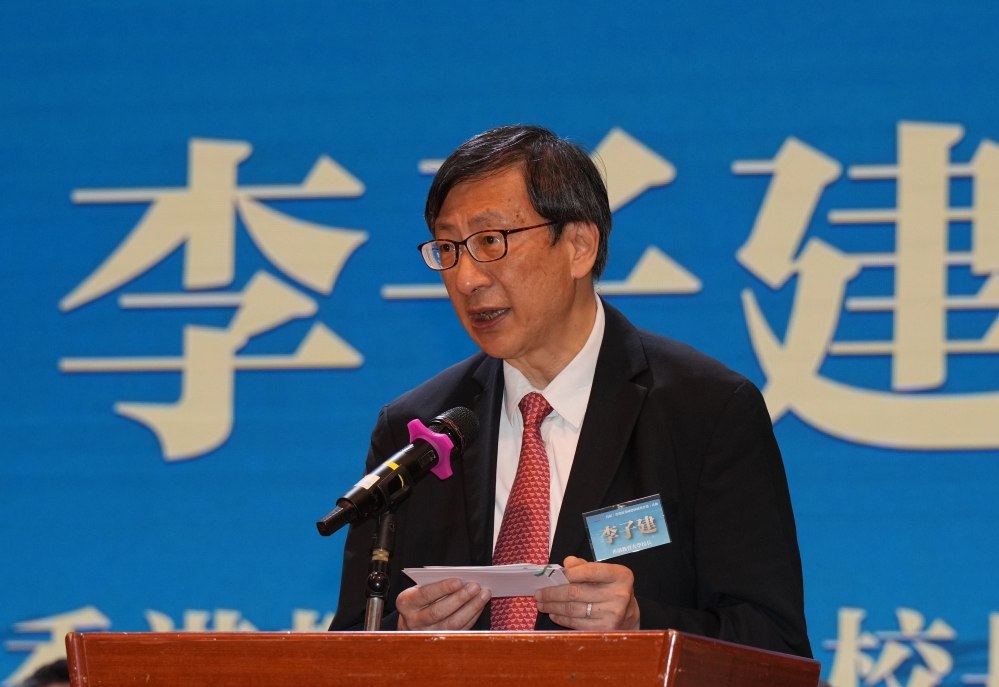 香港教育大学校长李子建教授表示,教大期盼与社会各界携手合力,培育更多师德优秀、才德兼备的教育工作者。
666effb0e4b0fd6f3eff4a84