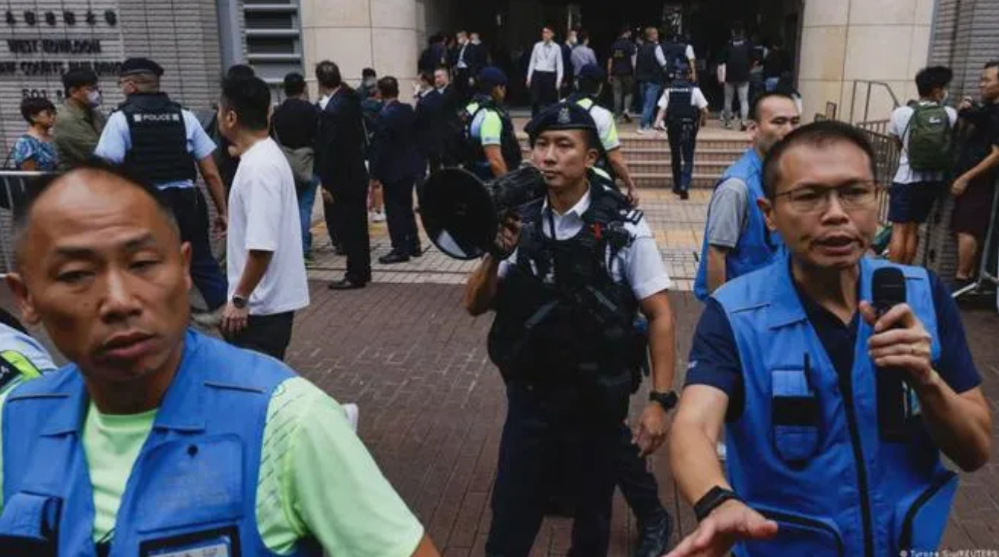 5月30日,香港西九龙法院周围戒备森严,过百人一早到庭外排队等候旁听。 截屏2024-06-02 上午11.56.54