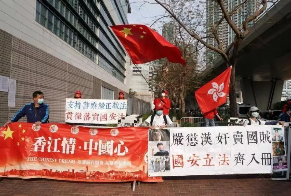 香港市民在西九龙裁判法院门口集会,要求严惩乱港分子。 截屏2024-06-02 上午11.59.06