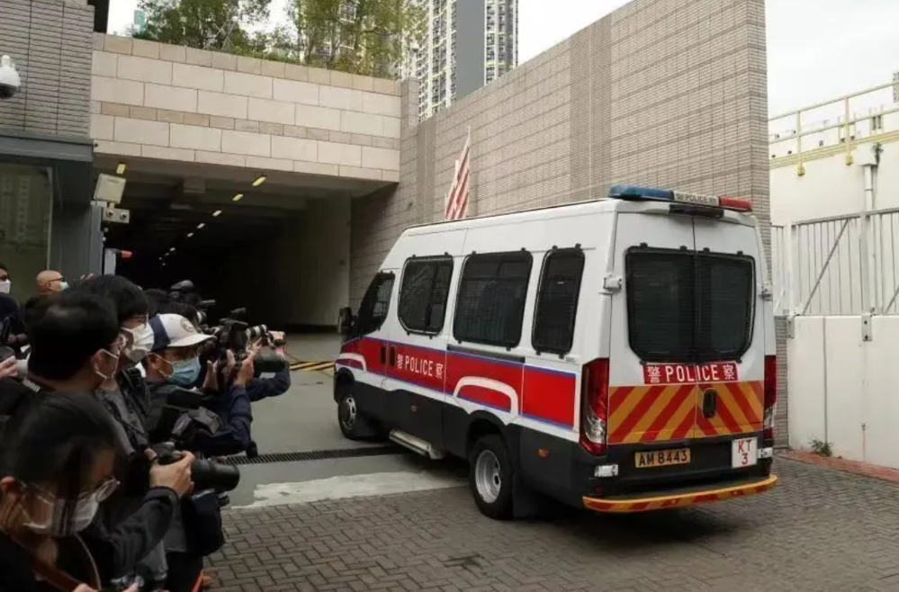 多辆警车分别押解涉案人员抵达西九龙裁判法院。 截屏2024-06-02 上午11.57.34