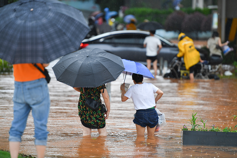 6月24日,在長沙市雨花區萬家麗中路附近,市民涉水通行。當日,受強降雨影響,湖南省長沙市部分地段出現內澇。目前,長沙市已經啓動防汛三級應急響應。新華社記者 陳澤國 攝 202406254aeef36d222142d08562ea4577938f9a_20240625402f96017f694a788569ad52dd4330fa