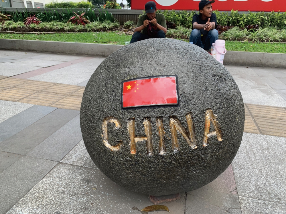 14 万隆会议旧址所在的亚非大街沿路上,刻有当时与会国家的国名与国旗