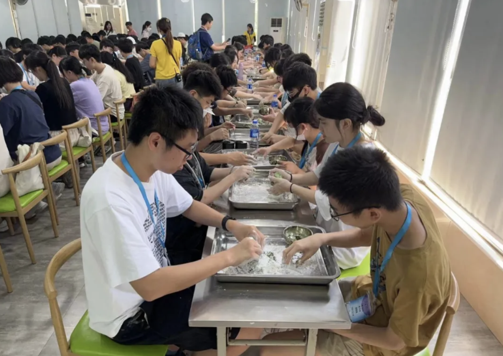 同学们掌握制作艾餈新技能。张跃穞 摄 萤幕截图 2024-07-12 上午9.37.15