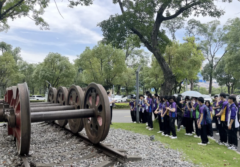 学生们在绿树成荫的韶钢工业园参观东元轮。文静 摄 萤幕截图 2024-07-12 上午9.38.34
