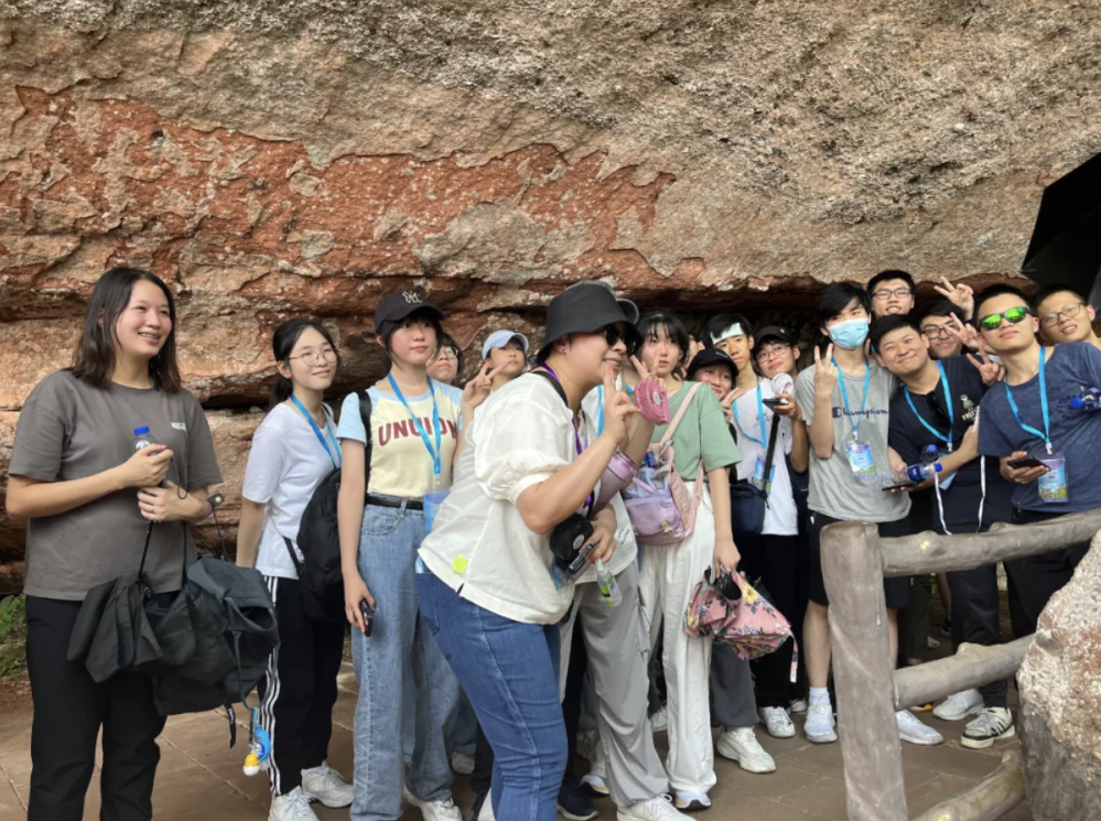 师生们在赤壁丹崖打卡留影。文静 摄 萤幕截图 2024-07-12 上午9.25.39