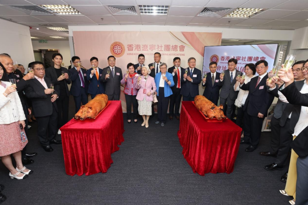 嘉宾在香港辽宁社团总会启用仪式上祝酒。 萤幕截图 2024-07-17 上午11.30.41