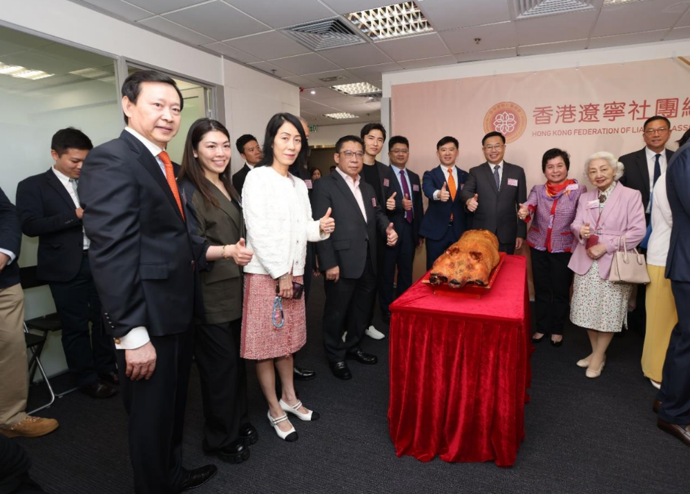 在香港辽宁社团总会会址启用仪式上,一众嘉宾切金猪,祈盼未来会务昌隆。 萤幕截图 2024-07-17 上午11.29.12