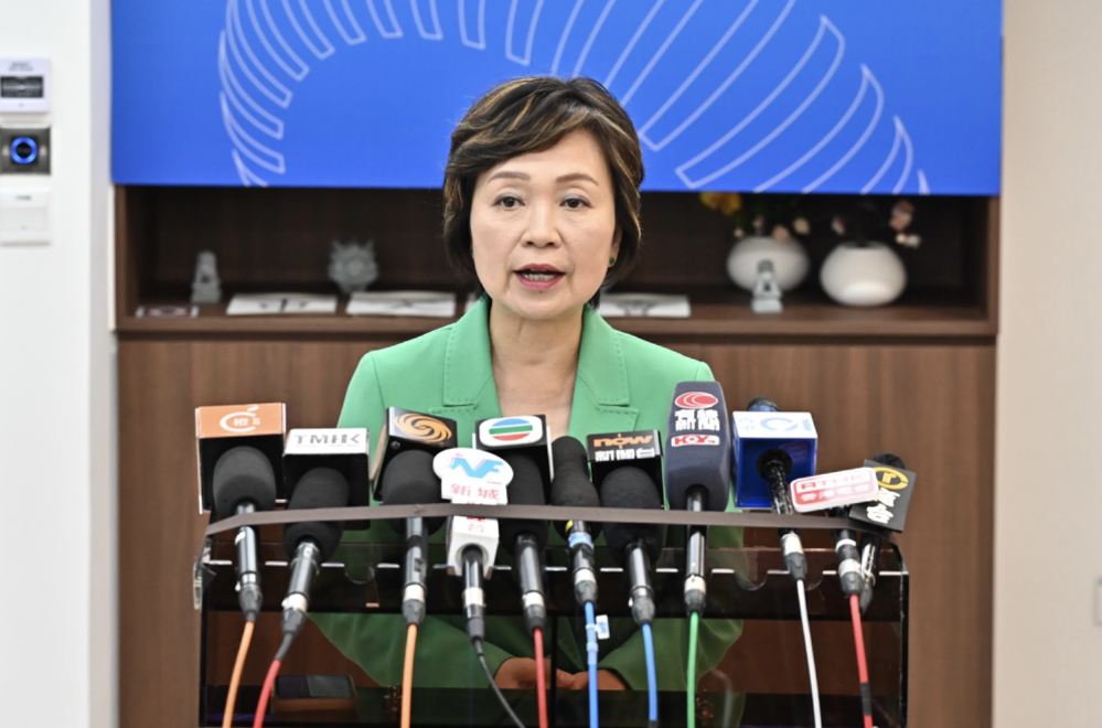 教育局局长蔡若莲今日到访赛马会体艺中学,勉励应届香港中学文凭考试考生后会见传媒。(政府新闻处) 萤幕截图 2024-07-17 下午4.06.10