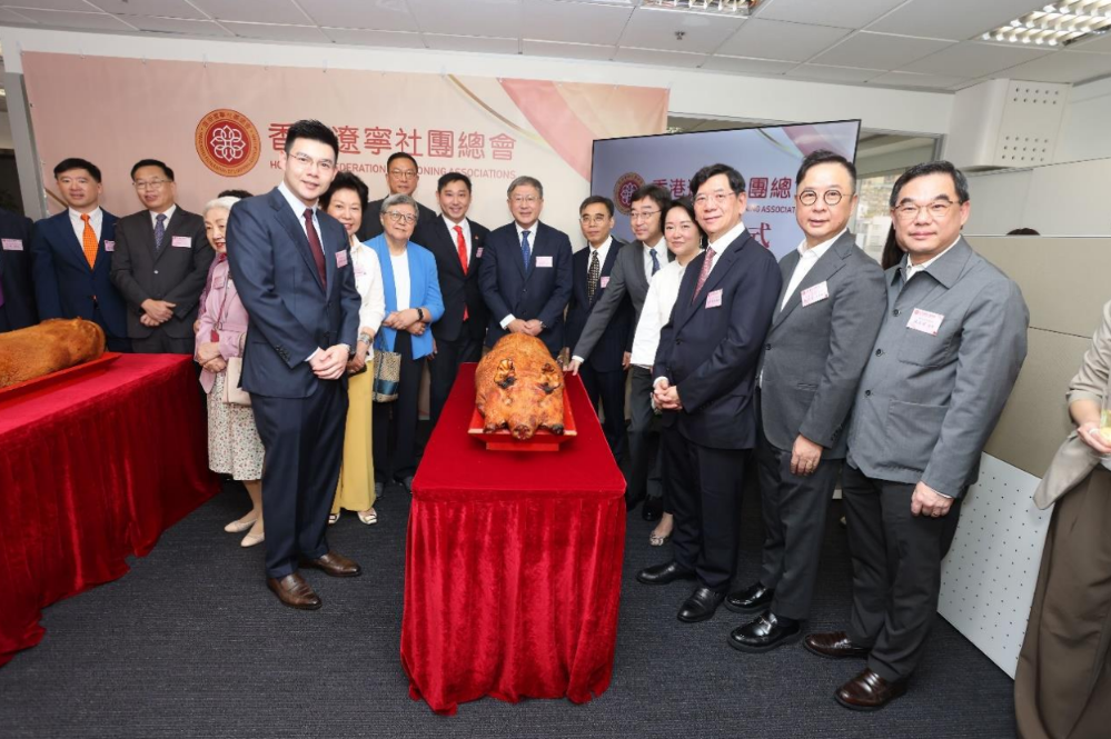 在香港辽宁社团总会会址启用仪式上,一众嘉宾切金猪,祈盼未来会务昌隆。 萤幕截图 2024-07-17 上午11.30.08