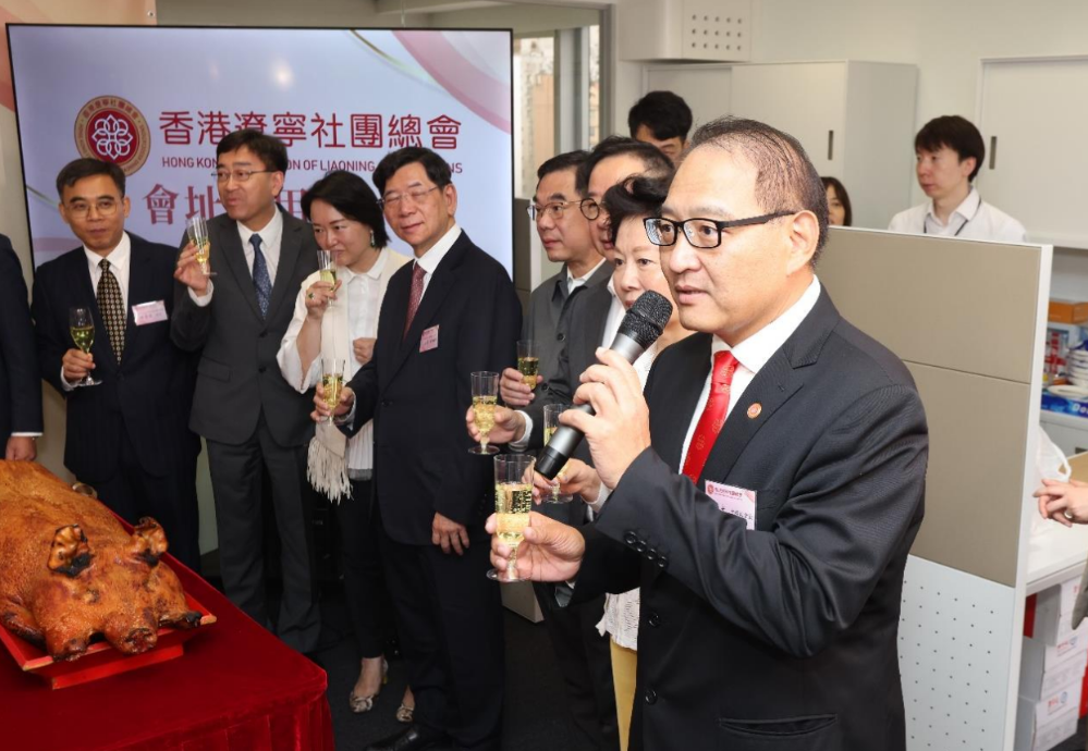 香港辽宁社团总会常务副会长兼秘书长彭楚夫带领嘉宾及总会架构成员祝酒。 萤幕截图 2024-07-17 上午11.28.17