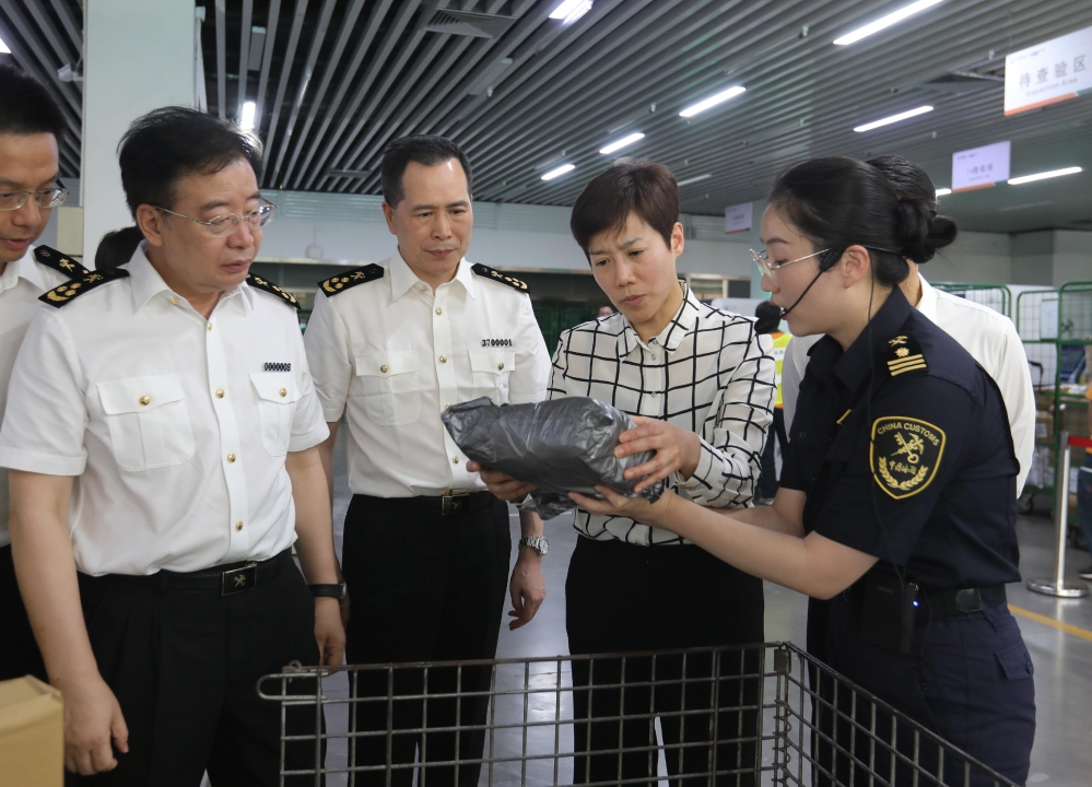 何珮珊(右二)在国家海关总署广东分署主任李魁文(左一)及厦门海关关长朱光耀(左二)陪同下考察厦门进出境快件监管中心,了解当地物流的最新发展。 P2024071800265_photo_1277739
