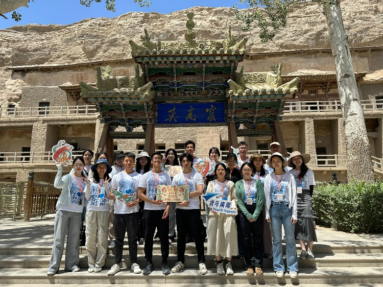 20名就讀本地大專院校的學生已在敦煌展開為期六星期的實習計劃,將會與當地專家學者直接交流,學習絲路重鎮—-敦煌的歷史文化及保育工作,加深對祖國歷史文化的了解,培育對國家民族的的認同感及歸屬感,深化對祖國的熱愛 图片1