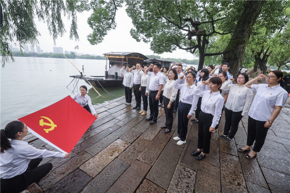 2024年6月28日,黨員們在浙江嘉興南湖紅船旁重溫入黨誓詞。新華社記者 攝 20240722f47f37dda3d04fce9408f3f7ab934876_20240722b524a87c74b948f382af4196f9320867