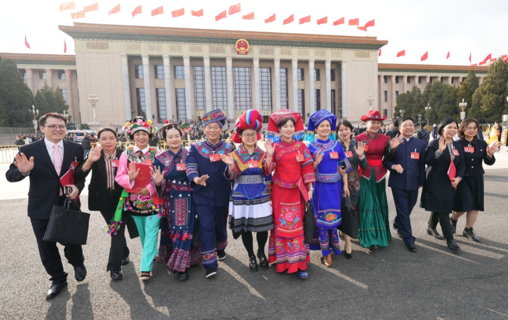2024年3月11日,第十四屆全國人民代表大會第二次會議在北京人民大會堂舉行閉幕會。這是閉幕會後,代表們走出人民大會堂。新華社記者 攝 20240722f47f37dda3d04fce9408f3f7ab934876_202407221836d800434a40e8a27cbed4aaa8b0f2