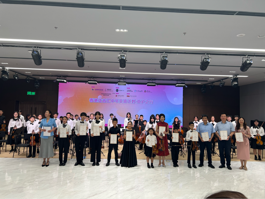 现场嘉宾为参演者颁发证书 图片2