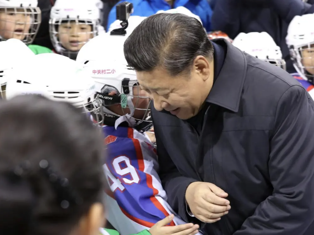 2017年2月24日,习近平总书记在北京五棵松体育中心考察时同青少年冰球爱好者“撞肩”,表示相互问候。 萤幕截图 2024-07-24 下午5.42.22