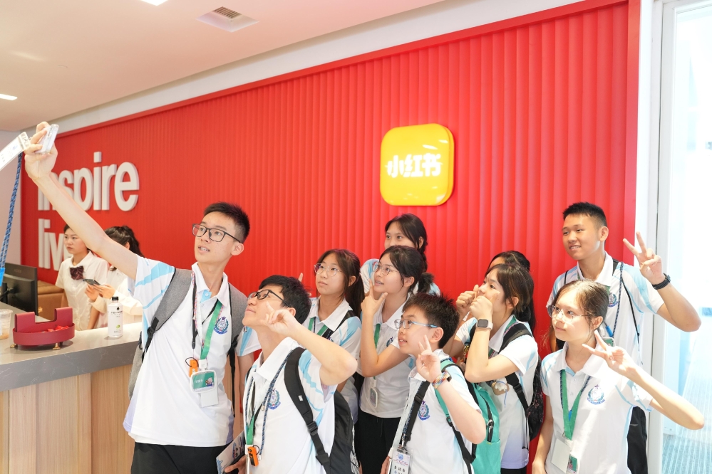 領袖團隊員於參觀社交媒體平台小紅書總部時拍照留念。 P2024072700517_photo_1278055