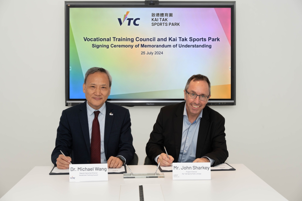 VTC與啟德體育園簽署合作備忘錄,由VTC副執行幹事王建國博士(左)及啟德體育園項目總監莊澤基(右)代表簽署。 01