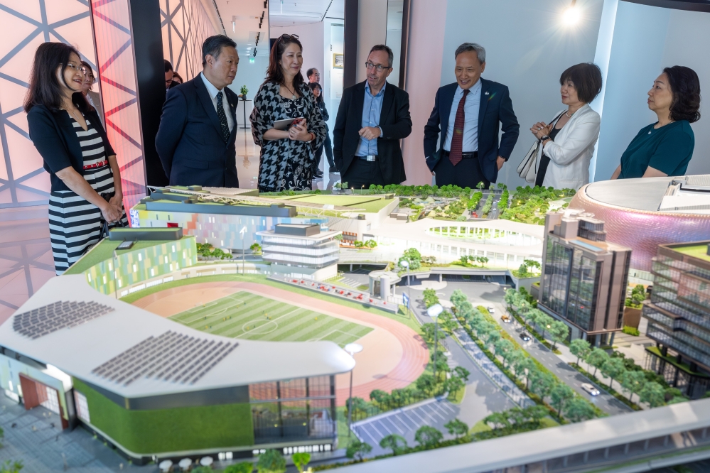 一眾嘉賓及VTC學生代表一同參觀啟德體育園體驗中心。 05