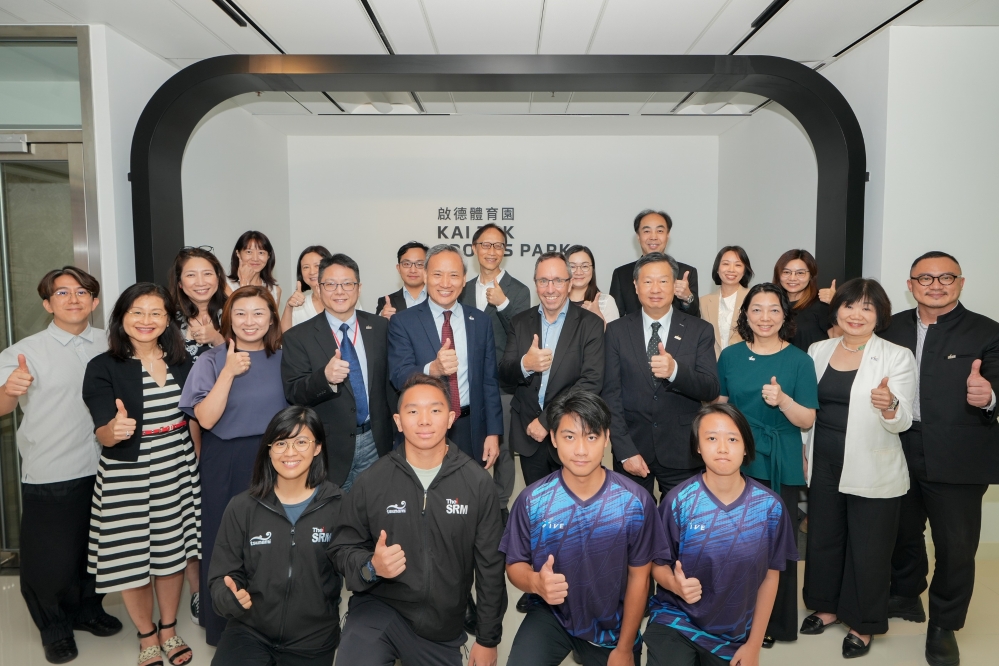 一眾嘉賓及VTC學生代表一同參觀啟德體育園體驗中心。 04
