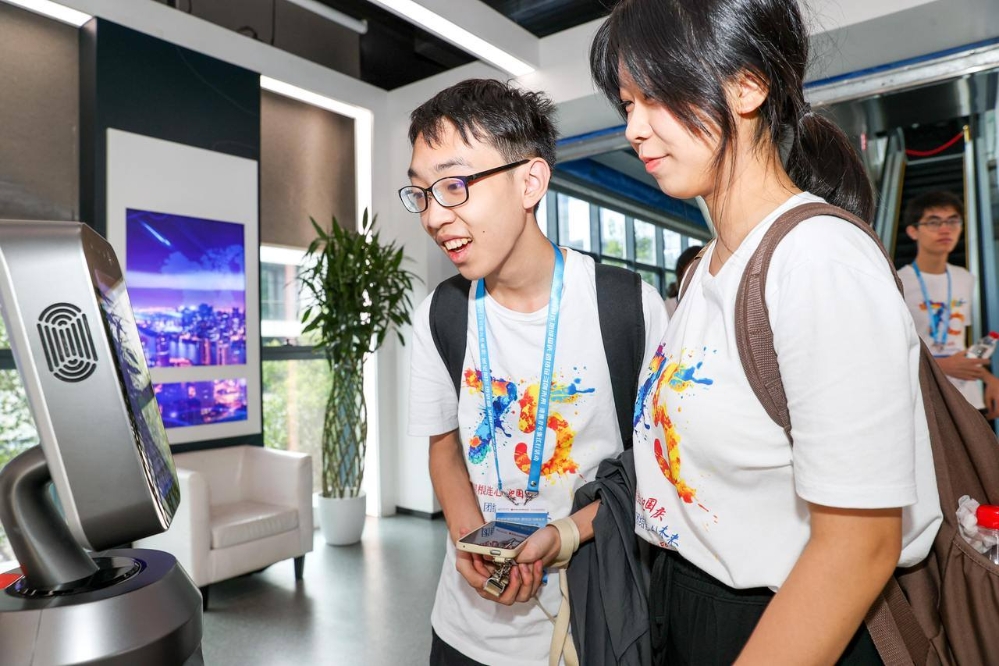 1817721570422288388_1280px