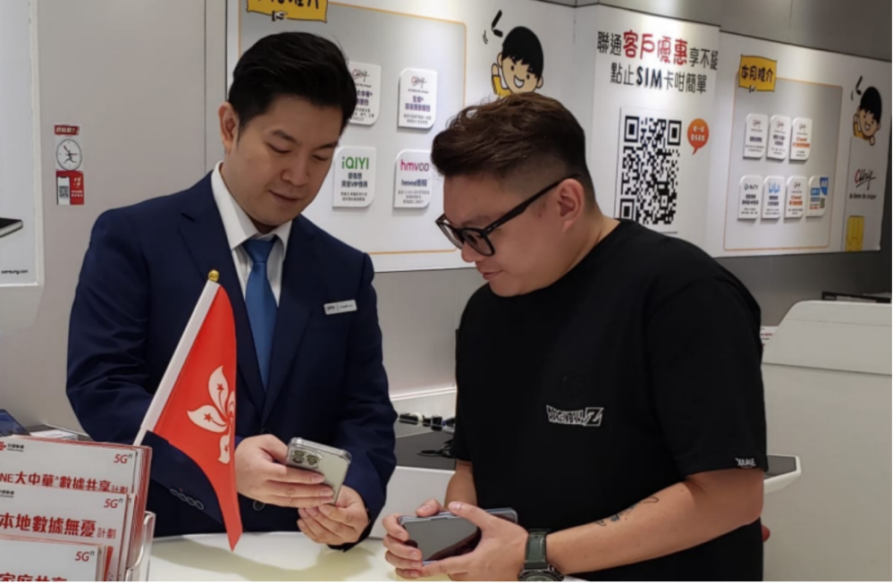 CUniq香港營業廳內,專業人員為客戶講解最新產品 圖片50