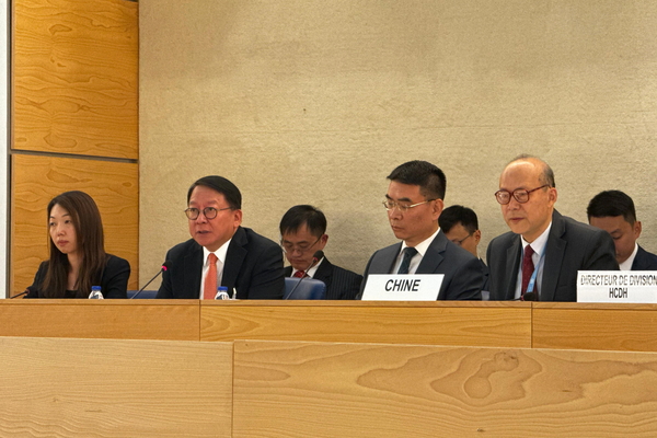 陈国基(左二)在瑞士日内瓦以中国代表团副团长身分出席联合国人权理事会会议并在会上发言。 20240705001335204