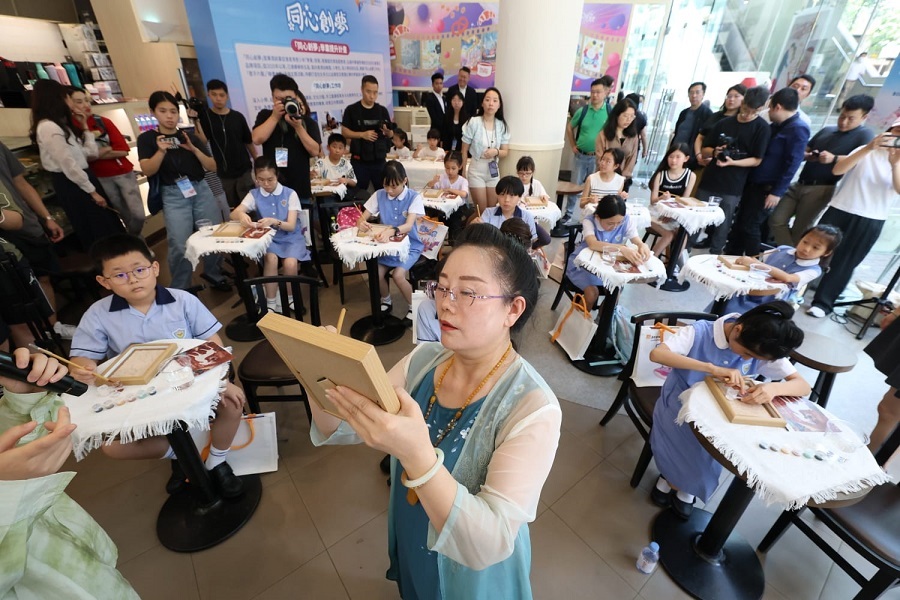 敦煌特邀资深导师王亚林带领湾仔区和东区小学生现场体验泥版画工艺 6