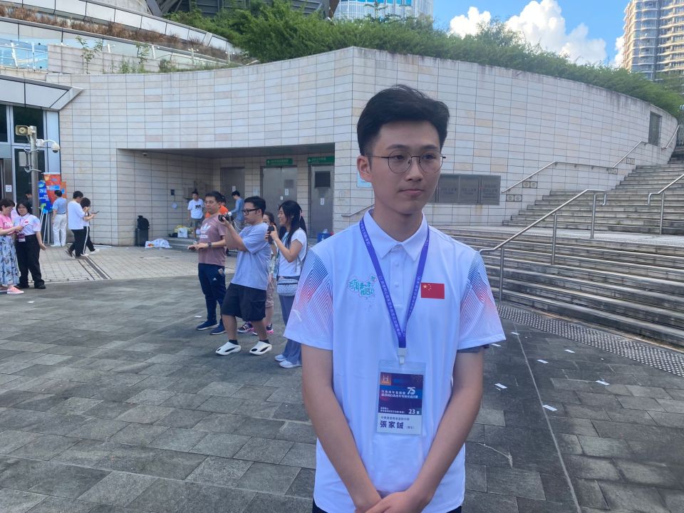 張同學接受採訪時表示,上海有一些與香港不同的地方,他很有興趣 16b053336a34417290d3307479b2f69f