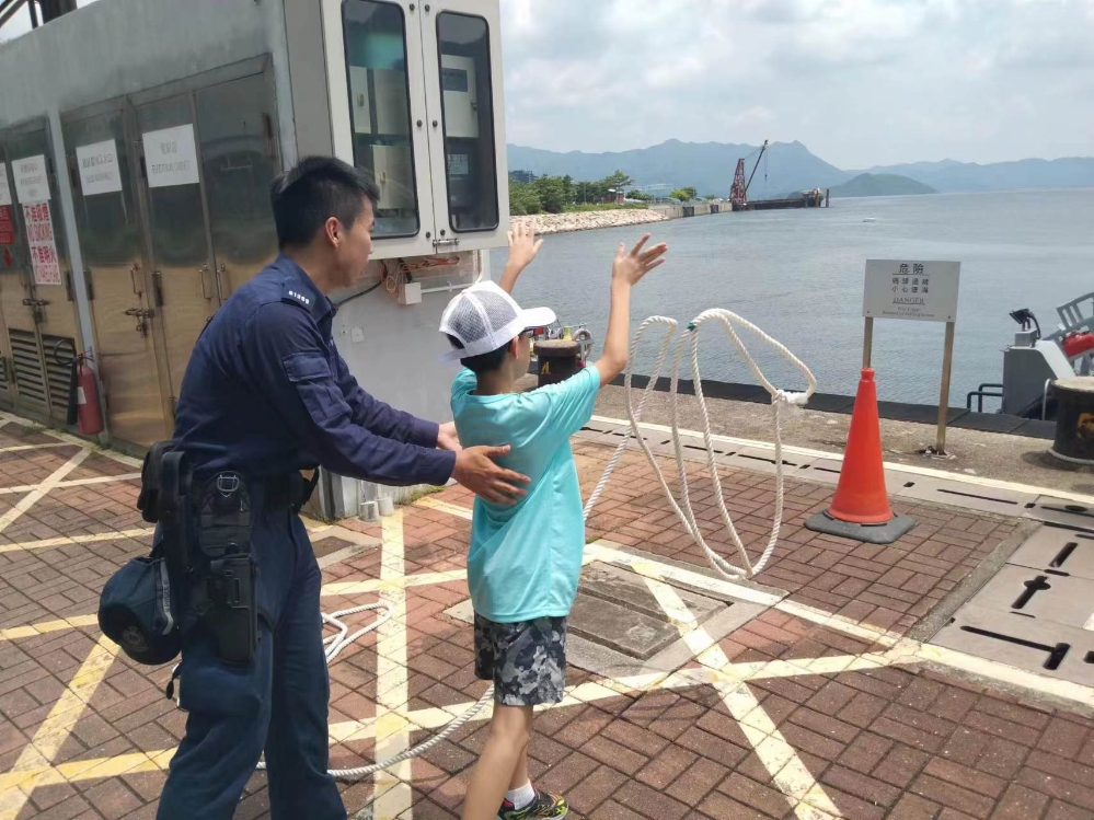 在警員指導下,學習拋物救人 wecom-temp-231032-e53d506251c529aab966b7e58ab20f02