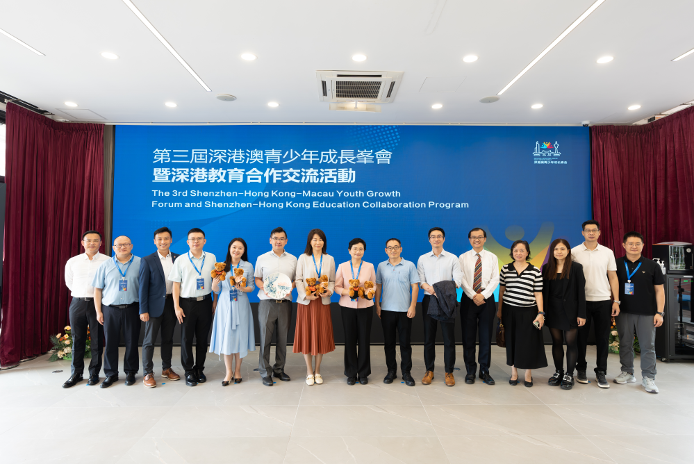 王惠成副校長向龍華區代表贈送學校紀念品 240814-21