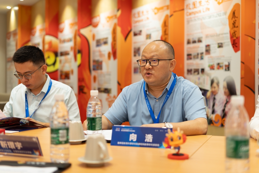 龍華區教育科學研究院課程與教學研究部向浩部長介紹龍華區在兩地教育交流等方面的優勢和成果 240814-32